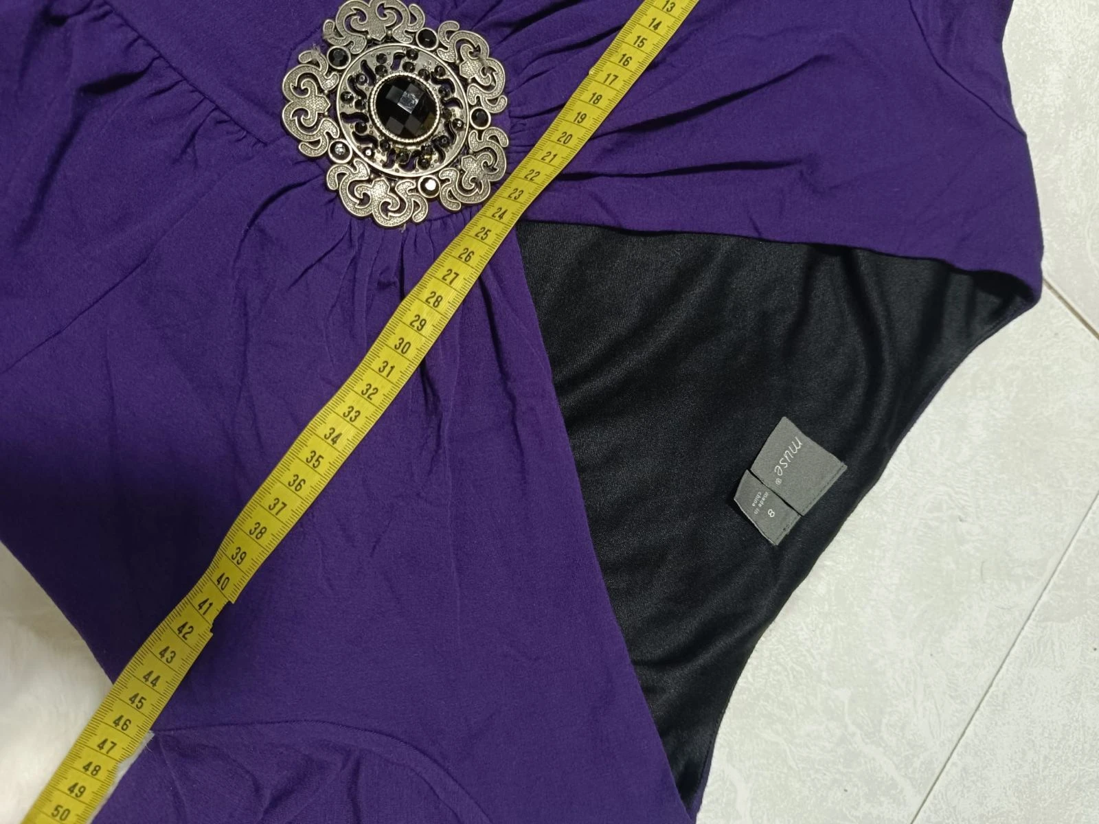 paarse cocktailjurk voor gast met broche - robe violette avec broche – photo 7